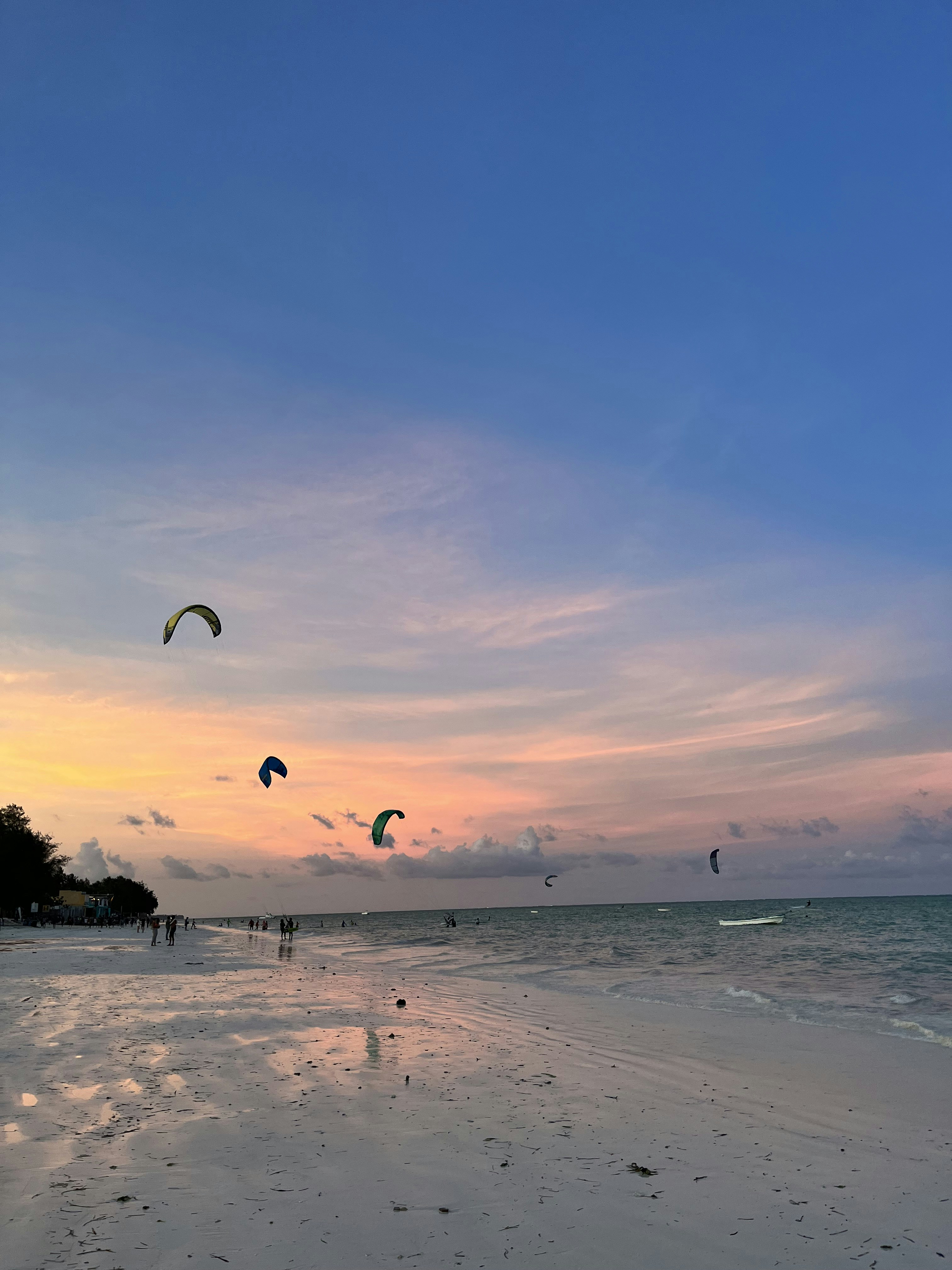 Person beim Kitesurfen in Sansibar