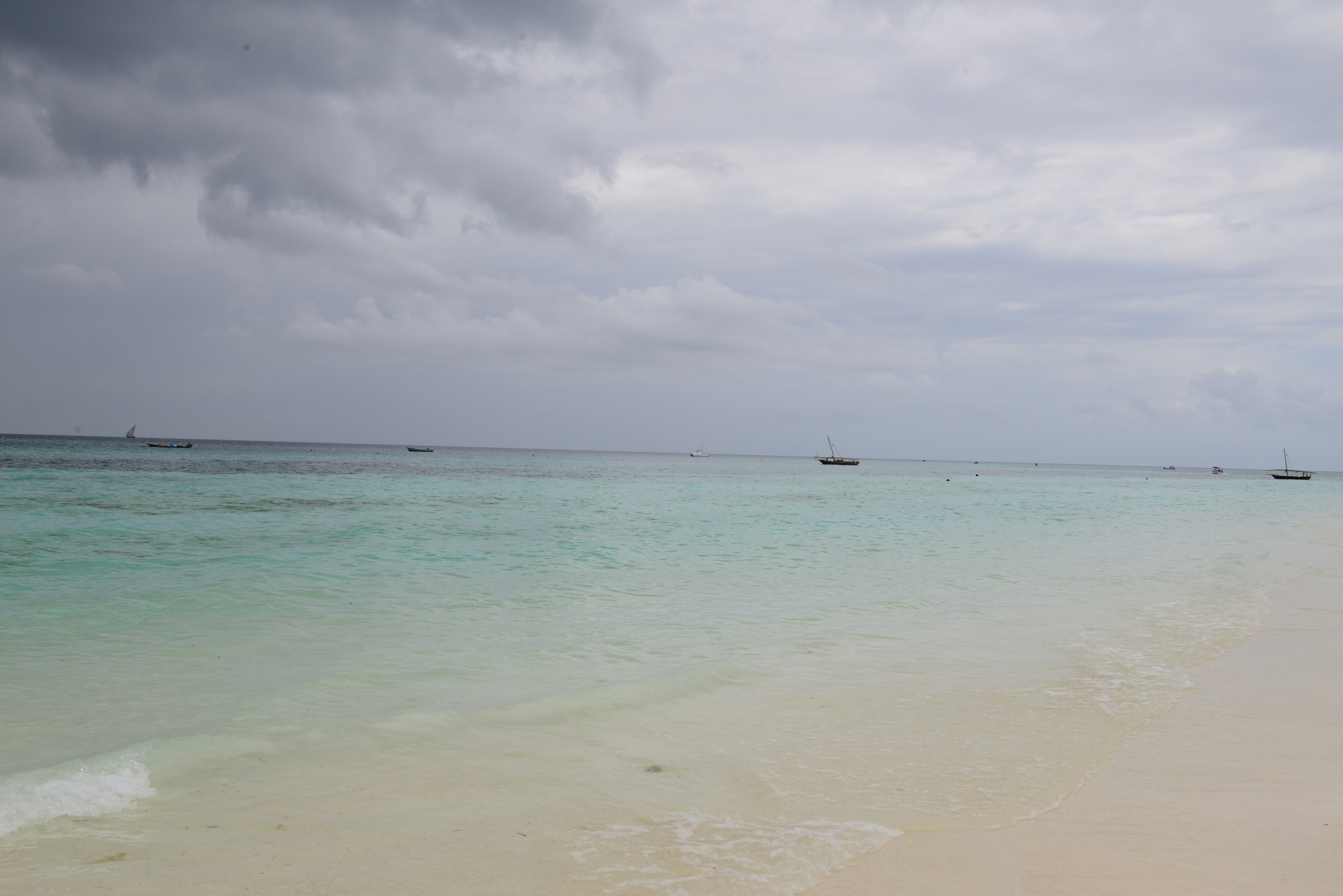 Paradiesischer Strand auf Sansibar mit türkisfarbenem Wasser