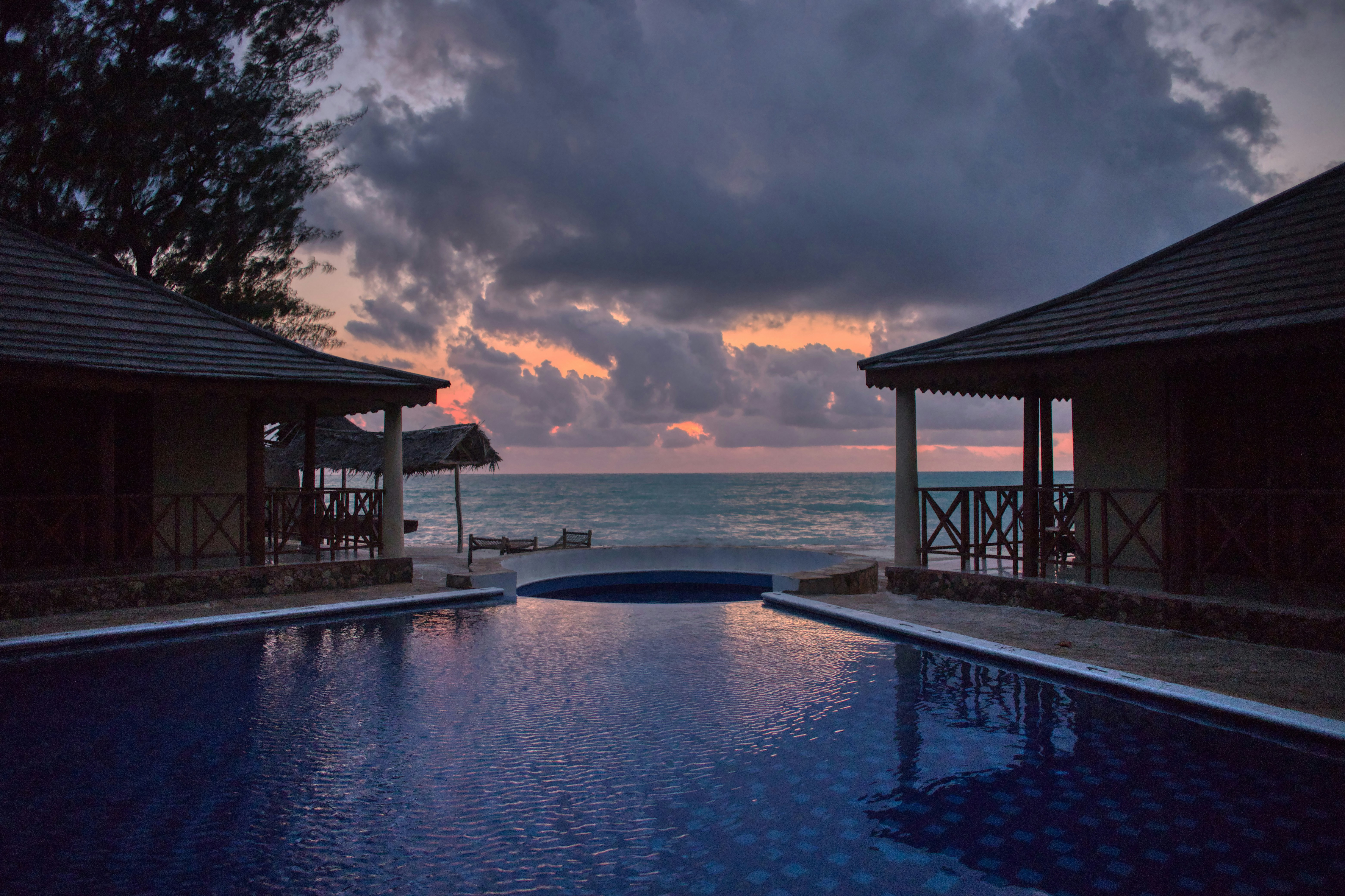 Luxusresort am Strand von Sansibar bei Sonnenuntergang