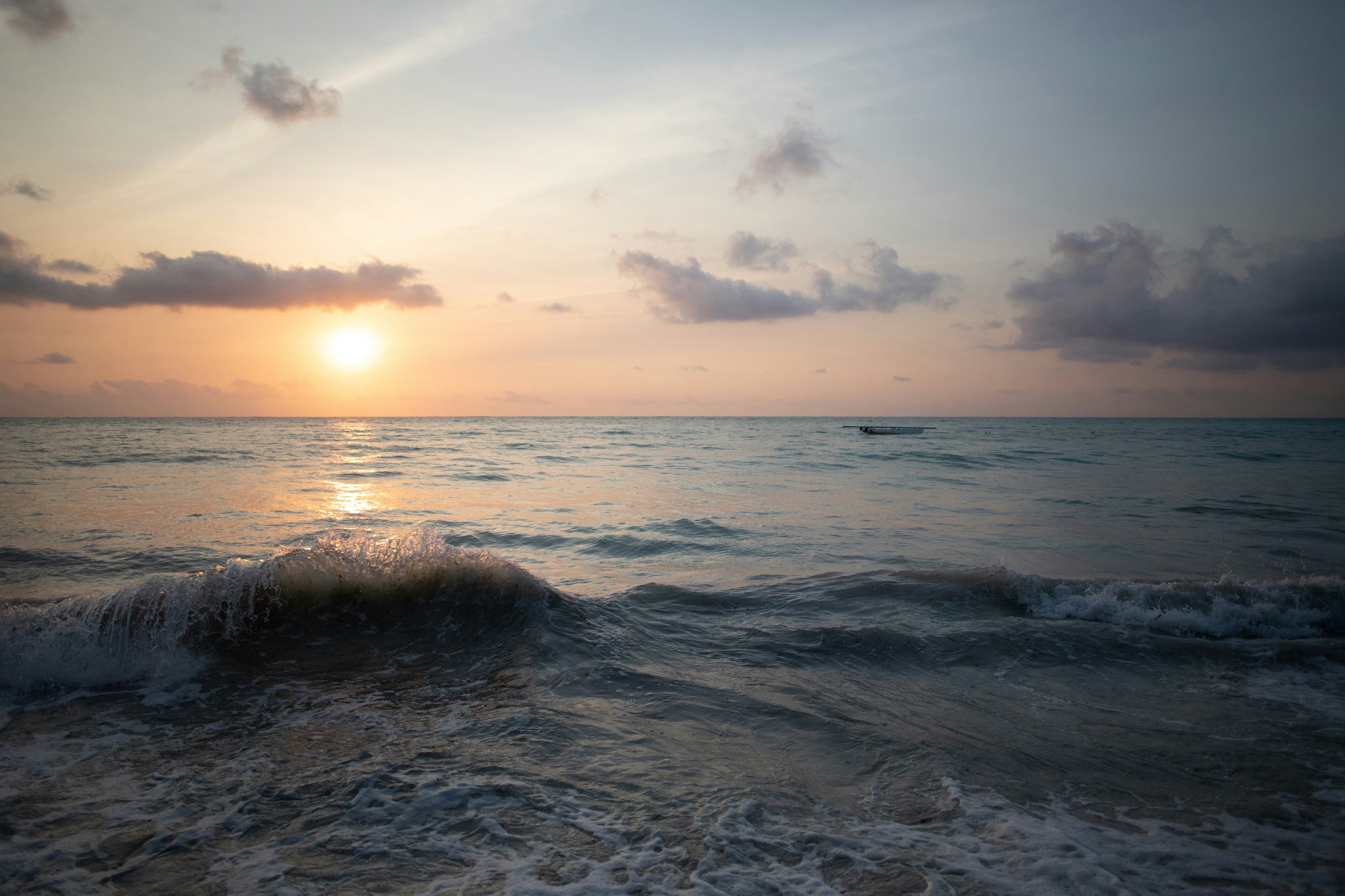 Malerischer Sonnenuntergang am Strand von Sansibar