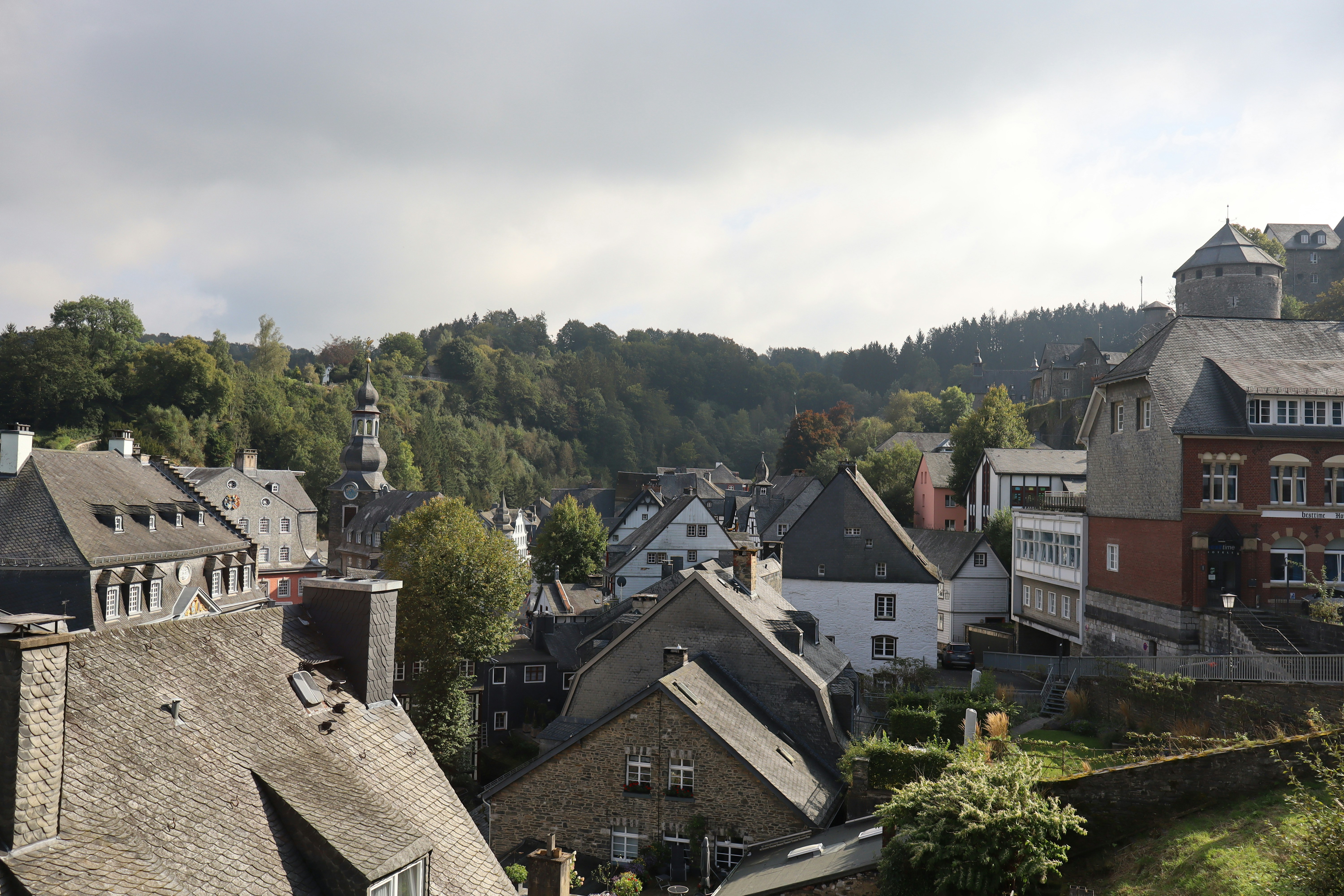 Blick auf die engen Gassen und Architektur von Stone Town
